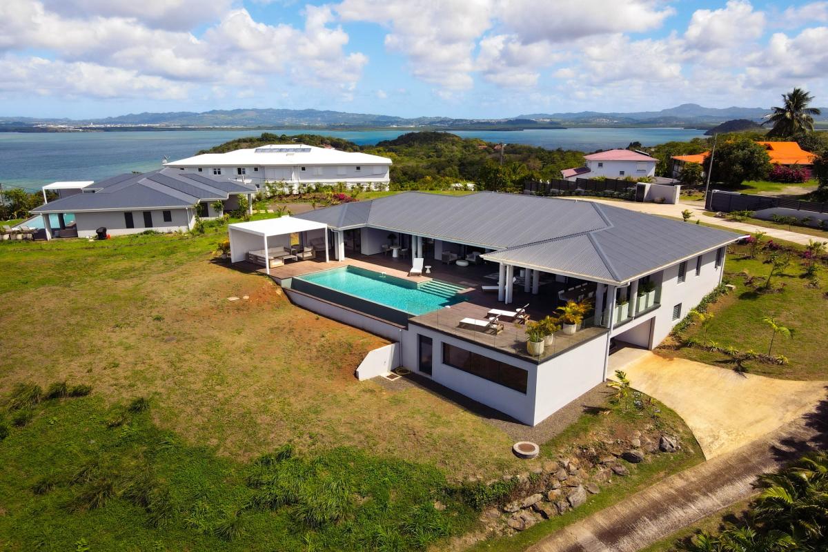 Location villa 4 chambres 8 personnes - vue de drone entrée garage fermé